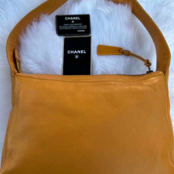 SOLD!!! COA Auth- Vintage Chanel Around 1998 Made “CC” Stitch Logo Charm Shoulde - Picture 3 of 14